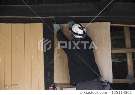 Image of old house demolition work Male worker peeling off wall Image of old house demolition work Male worker peeling off wall 135114802