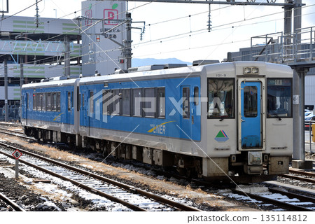 兩輛目前處於封存狀態的Kiha 101型柴油動車組運行於阿塔塞線。 135114812