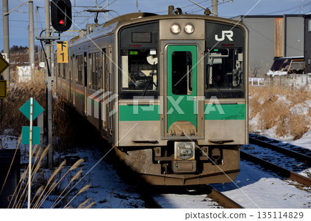 兩列701系和5500系地方列車正在山形線上運行。 135114829
