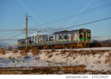 Two 701 series 5500 local trains running on the Yamagata Line 135114835