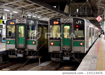 東北線上的701系列普通列車一列駛過。 東北線上的701系列普通列車一列駛過。 135114878