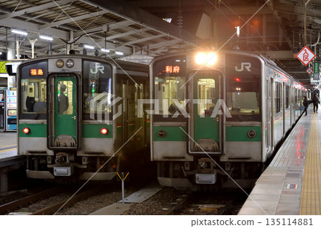 東北線上的701系列普通列車一列駛過。 東北線上的701系列普通列車一列駛過。 135114881