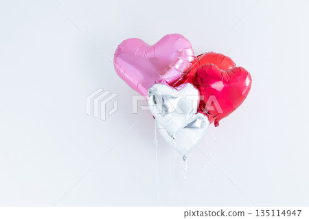 White background and heart-shaped balloon 135114947