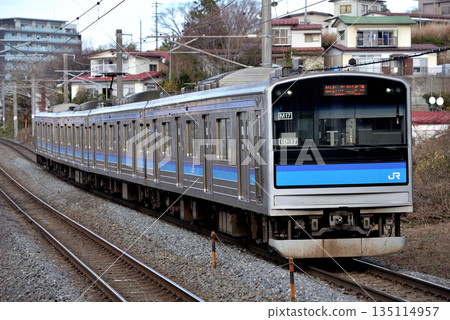 四列205系和3100系地方列車正在仙石線上運行。 135114957