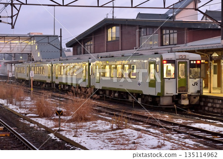 Kamaishi Line Kiha 100 series local train (4 cars) Kamaishi Line Kiha 100 series local train (4 cars) 135114962