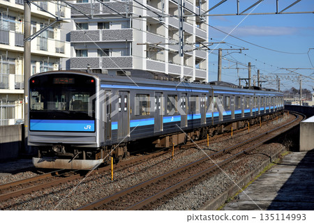 四列205系和3100系地方列車正在仙石線上運行。 135114993