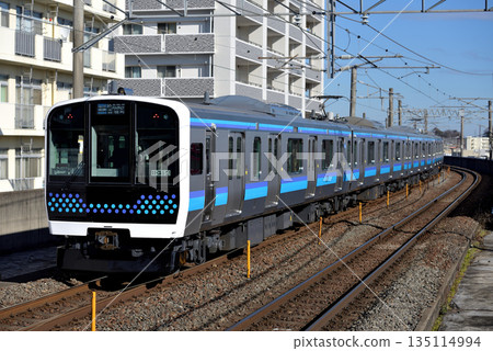四列E131系列800系列地方列車正在仙石線上運行 四列E131系列800系列地方列車正在仙石線上運行 135114994