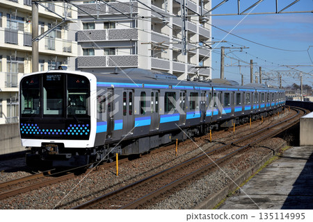 四列E131系列800系列地方列車正在仙石線上運行 四列E131系列800系列地方列車正在仙石線上運行 135114995
