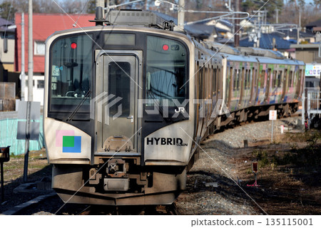 四列HB-E210系列快速列車正在仙石線上運行 135115001