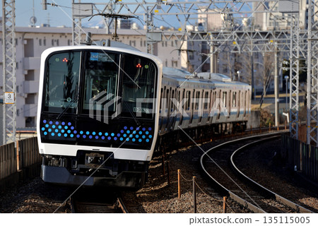 四列E131系列800系列地方列車正在仙石線上運行 135115005