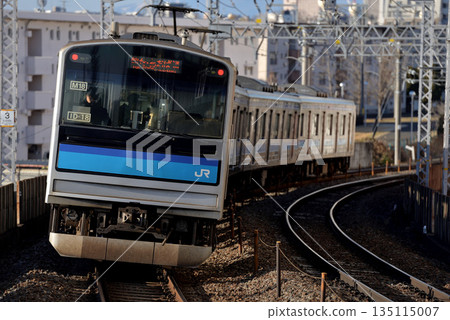 四列205系和3100系地方列車正在仙石線上運行。 四列205系和3100系地方列車正在仙石線上運行。 135115007