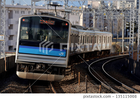 四列205系和3100系地方列車正在仙石線上運行。 四列205系和3100系地方列車正在仙石線上運行。 135115008