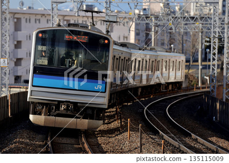 四列205系和3100系地方列車正在仙石線上運行。 四列205系和3100系地方列車正在仙石線上運行。 135115009