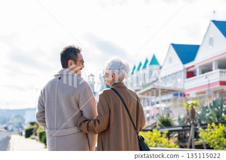 一對老年夫婦旅行。照片由伊藤海洋城路邊站提供。 135115022