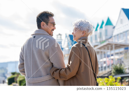 一對老年夫婦旅行。照片由伊藤海洋城路邊站提供。 135115023