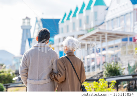 一對老年夫婦旅行。照片由伊藤海洋城路邊站提供。 135115024