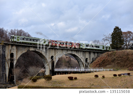機車110系列高速列車浜百合54號運行於釜石線 135115038
