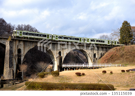 機車110系列高速列車浜百合53號在釜石線上運行 135115039
