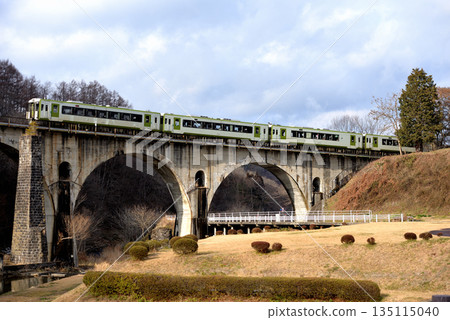 機車110系列高速列車浜百合53號在釜石線上運行 機車110系列高速列車浜百合53號在釜石線上運行 135115040