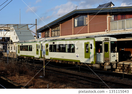 Two Kiha 100 series local trains on the Kamaishi Line 135115043