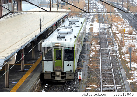 釜石線上的兩列Kiha 100系列地方列車 釜石線上的兩列Kiha 100系列地方列車 135115046