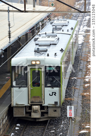 釜石線上的兩列Kiha 100系列地方列車 釜石線上的兩列Kiha 100系列地方列車 135115048