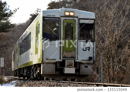 兩列Kiha 100系地方列車正在釜石線上運行。 兩列Kiha 100系地方列車正在釜石線上運行。 135115049