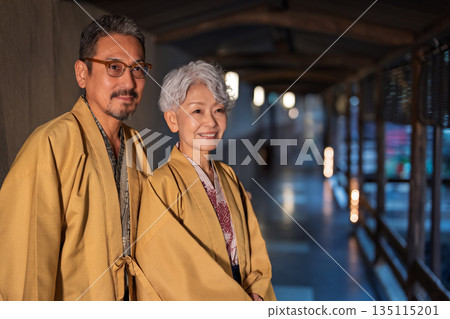 一對老年夫婦正在觀光遊覽。照片由伊藤綠葉提供。 135115201