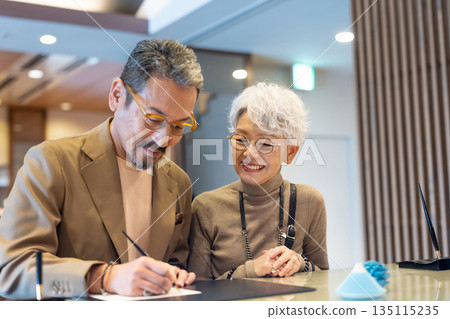 老年夫婦旅行。照片由伊藤綠葉提供。 135115235