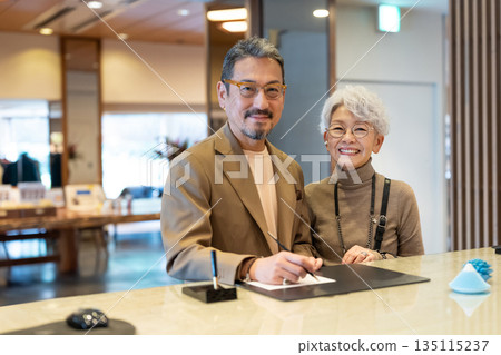 老年夫婦旅行。照片由伊藤綠葉提供。 135115237