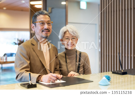 老年夫婦旅行。照片由伊藤綠葉提供。 135115238