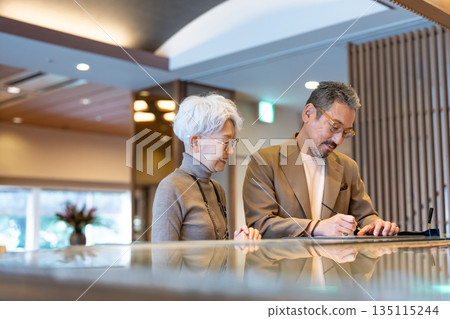 老年夫婦旅行。照片由伊藤綠葉提供。 135115244