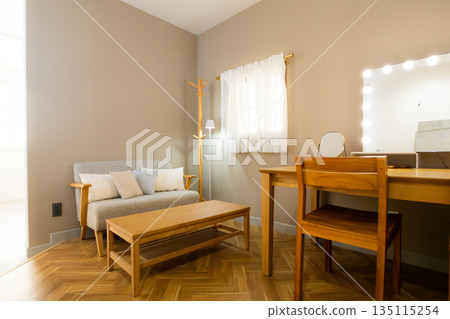 Studio waiting room/makeup room 135115254