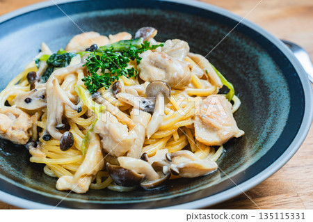 雞肉蘑菇奶油義大利麵 135115331