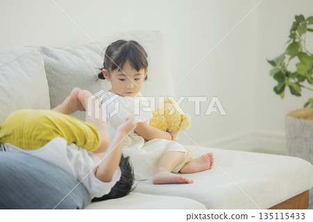 孩子們在客廳裡玩 135115433