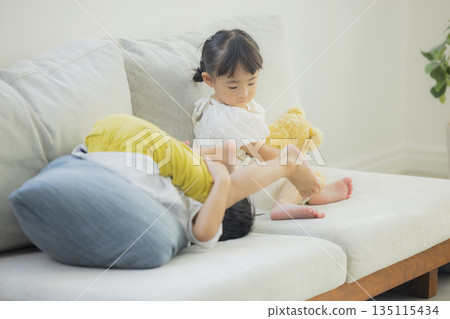 孩子們在客廳裡玩 135115434