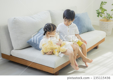 孩子們在客廳裡玩 孩子們在客廳裡玩 135115436