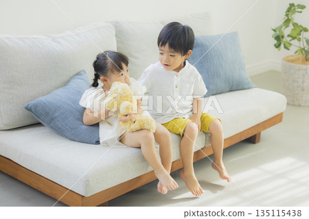 孩子們在客廳裡玩 135115438