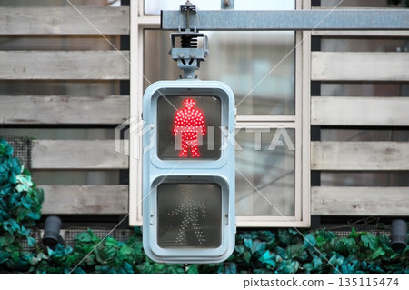 紅燈：象徵風險管理，克制自己，等待下一個良機。 135115474