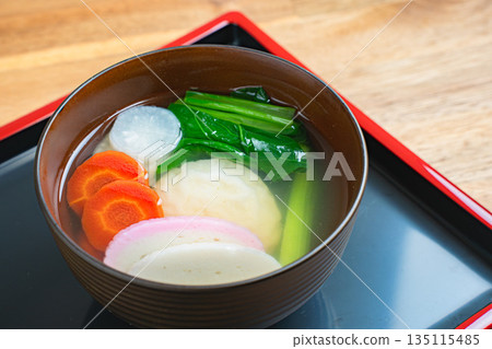 Zoni 是一種用黑色托盤盛裝的日本料理，是新年慶祝活動中的必備菜餚。 135115485