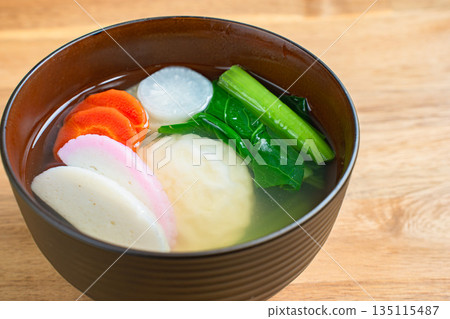 佐尼(Zoni),一道日本料理,是新年期間必備的菜餚。 佐尼(Zoni),一道日本料理,是新年期間必備的菜餚。 135115487