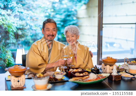 一對老年夫婦在溫泉旅館用餐 135115588