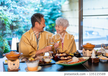 一對老年夫婦在溫泉旅館用餐 一對老年夫婦在溫泉旅館用餐 135115589