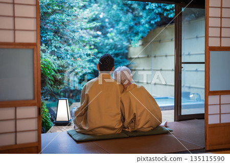 一對身著和服的老夫婦在日式房間休息。照片由伊藤綠葉提供。 一對身著和服的老夫婦在日式房間休息。照片由伊藤綠葉提供。 135115590