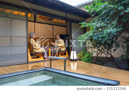 一對老年夫婦在傳統的日式旅館放鬆身心。照片由伊藤綠葉提供。 135115598