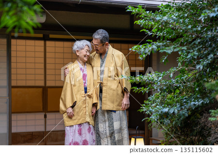 一對老年夫婦正在享受溫泉之旅。照片由伊藤綠葉提供。 135115602