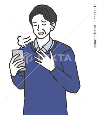 一位中年男子看著他的智慧型手機時感到寬慰。 一位中年男子看著他的智慧型手機時感到寬慰。 135115812
