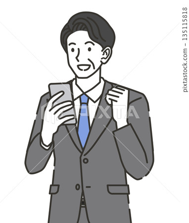 一位中年上班族很高興看到智慧型手機 135115818