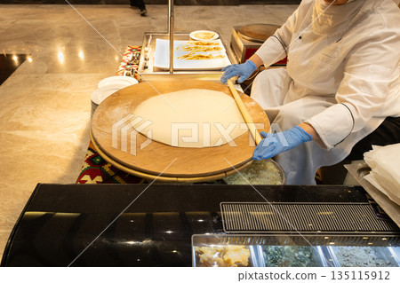 烹飪土耳其美食Gozleme 135115912