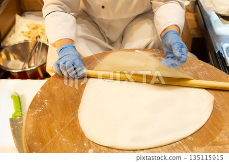 烹飪土耳其美食Gozleme 135115915